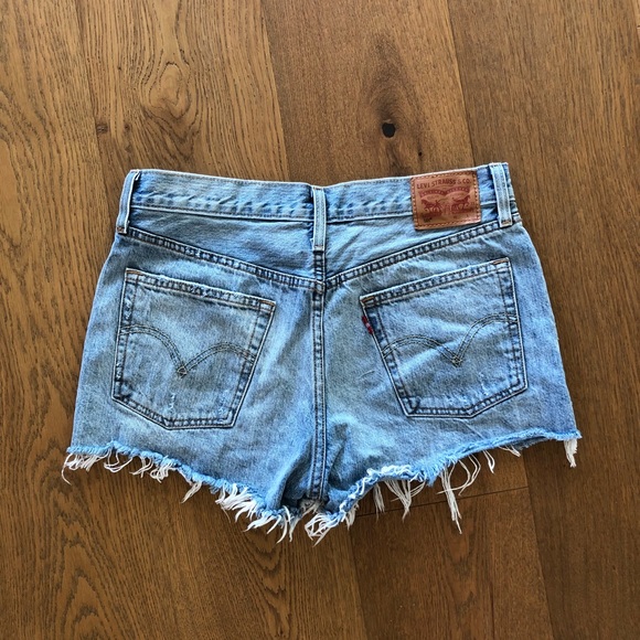 Levi’s 501 cutoff shorts size 29 FITS LIKE 26/27 - Picture 2 of 4